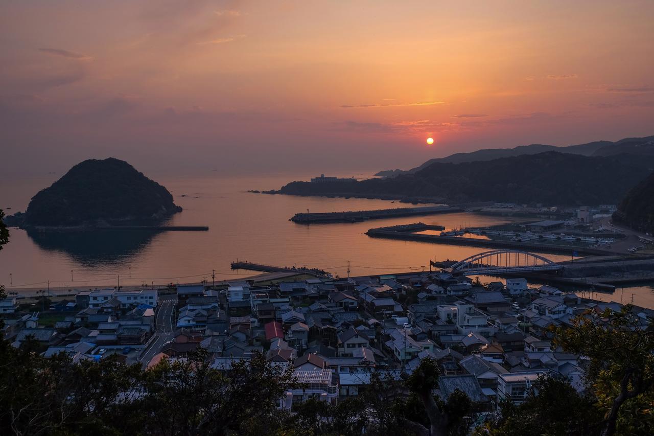 Hotel Sunset Susami Bagian luar foto